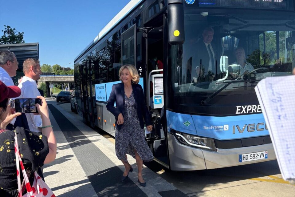 Valérie Pécresse à l'arrivée du voyage inaugural en Essonne