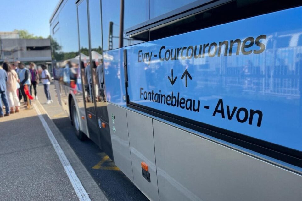 La nouvelle ligne de car express permet de relier la gare de Fontainebleau-Avon à l'Essonne, via le Pays de Bière puis l'A6