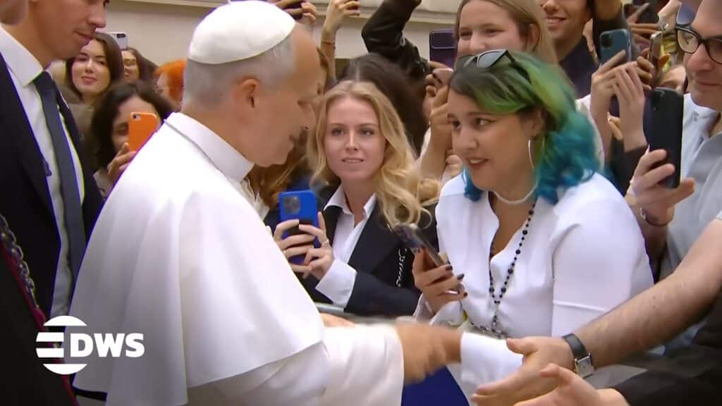 , (Montreuil paris): HISTORIC MOMENTS: Pope Leo Meets Faithful In Paris After Mass At Place De La Concorde Event